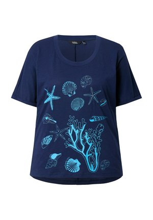 Maglietta blu navy con scollatura tonda e maniche corte; presenta una stampa grafica di corallo blu e conchiglie sul davanti.