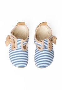 Scarpe in tessuto a righe blu e bianche con accenti beige, caratterizzate da un dettaglio a fiocco e una suola morbida e flessibile per il massimo comfort.