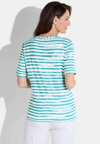 Gestreept T-shirt in turquoise en wit, met korte mouwen, een ronde halslijn en een zachte textuur met ongelijkmatige streepjespatronen.