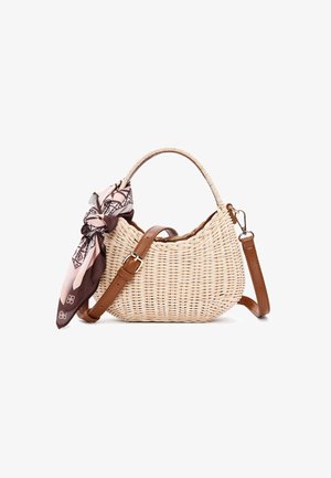 Bolso de paja natural entrelazada con forma curvada, tira de cuero marrón y una bufanda a juego con patrón atada al asa.