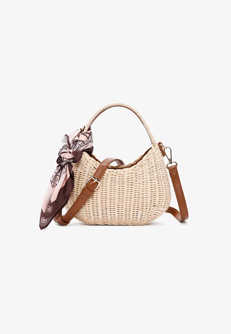 Borsa intrecciata in paglia naturale con forma curvata, tracolla in cuoio marrone e una sciarpa coordinata con motivo annodata al manico.