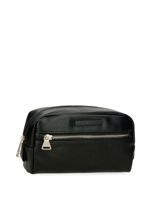 Neceser de cuero negro texturizado con cremallera plateada y logo de "Pepe Jeans" en el bolsillo delantero.