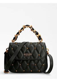 Sort quiltet håndtaske med gyldne nitter, prydet med et fletning af sort og guld som topstrop og en justerbar skulderrem. Brandlogoet fremhæves tydeligt.