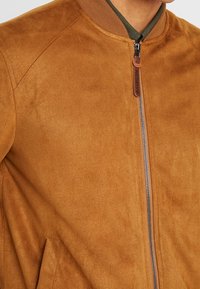 INDICODE JEANS Imiteret læderjakke - camel