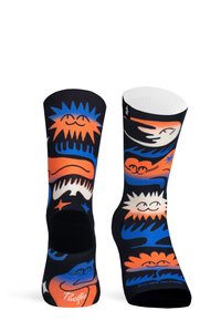 Calcetines negros con un patrón colorido que incluye formas abstractas en naranja y azul, así como rostros y diseños. Fabricados con una tela elástica.
