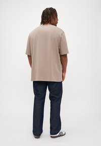 Lyle & Scott Jednoduché tričko - heritage taupe