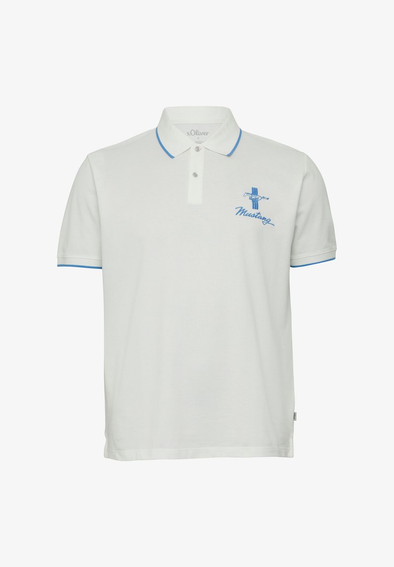 Polo shirt blanc avec des accents bleus au niveau du col et des manches, avec un logo Mustang brodé sur la poitrine. Texture lisse, coupe classique.