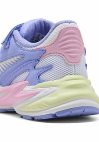 Baskets multicolores avec une tige en mesh blanc, accentuées de lavande et de rose, dotées d'une semelle texturée et d'éléments de design courbes.