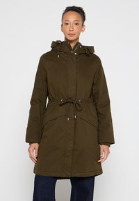 Olijfgroene parka met een getailleerde taille, een verstelbare trekkoordkap, drukknoopsluitingen en voorzakken. Heeft een gladde, zachte textuur.