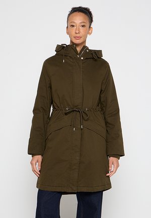 Olijfgroene parka met een getailleerde taille, een verstelbare trekkoordkap, drukknoopsluitingen en voorzakken. Heeft een gladde, zachte textuur.
