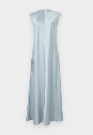 Robe longue jusqu'au sol en satin bleu clair sans manches, avec un col rond et une petite ouverture en forme de trou de serrure à l'arrière, fermée par un bouton.