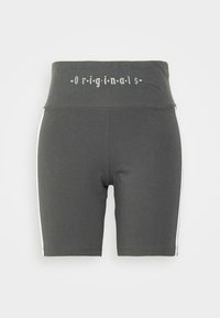 Grå bomulls sykkelshorts med høyt liv som har "Originals" i en dekorativ skrifttype, accentuert med hvite side-striper.