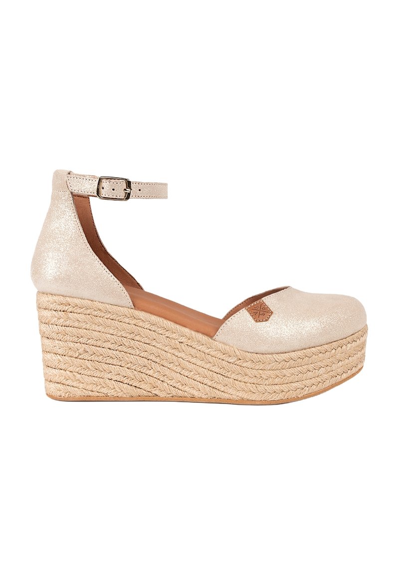 Chaussure à semelle compensée en paillettes beiges avec un bout fermé, une bride à la cheville et une plateforme enroulée de jute. Accent en cuir marron sur le bout.