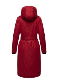 Manteau long rouge avec une capuche, taille ceinturée et poignets élastiques. Tissu lisse, résistant à l'eau avec une texture matelassée. Fente arrière pour faciliter le mouvement.
