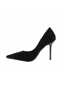 Scarpa nera con tacco a stiletto e punta affusolata, caratterizzata da piccoli borchie nere e materiale superiore liscio.