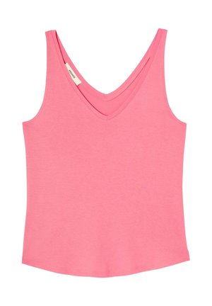 Débardeur rose sans manches avec col en V à double épaisseur, en tissu doux, présenté sur fond blanc.