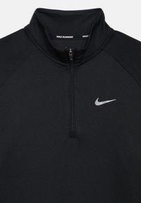 Μαύρο αθλητικό πουλόβερ Nike με υψηλό γιακά, κλείσιμο με φερμουάρ στο ένα τέταρτο και ανακλαστικό ασημένιο λογότυπο στο στήθος, με υφασμάτινη υφή.