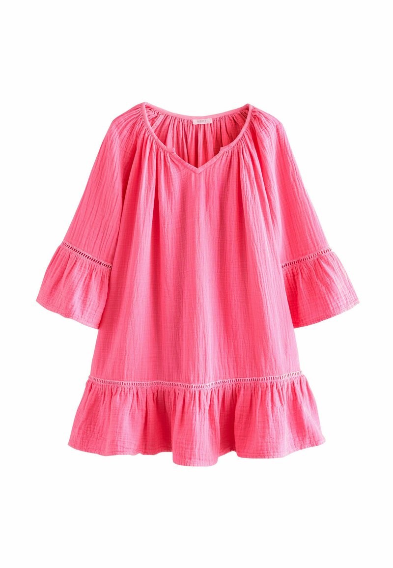 Blusa rosa, de largo hasta la rodilla, con escote en V y mangas anchas de campana. Presenta un dobladillo con volantes y una tela texturizada con costuras decorativas.
