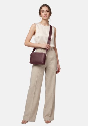 David Jones, DAVID JONES SHOULDER BAG - Umhängetasche - bordeaux