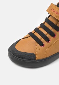 Geox GISLI - Höga sneakers - dark yellow/black