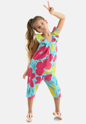 Jumpsuit floral colorido que presenta grandes patrones en rosa, amarillo y turquesa. Tela ligera con detalles de hombros con volantes y piernas recortadas.