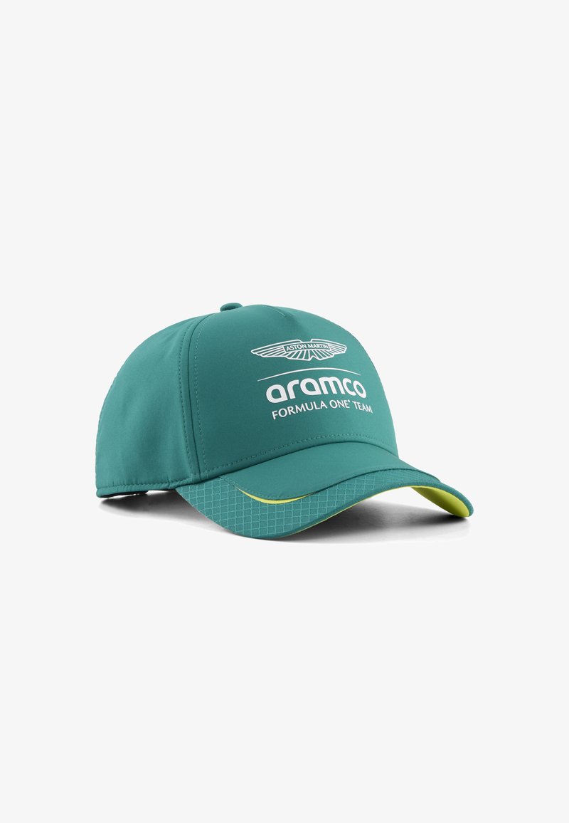 Gorra de béisbol en color verde azulado con una visera con patrón, que presenta el logo de "Aston Martin" y el texto "aramco Formula One Team" en blanco. Tela suave, ajustable.