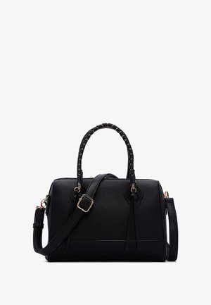 Bolso de mano de cuero negro con un acabado texturizado, asas dobles y una correa de hombro ajustable. Presenta acentos de cinta y herrajes en tono dorado.