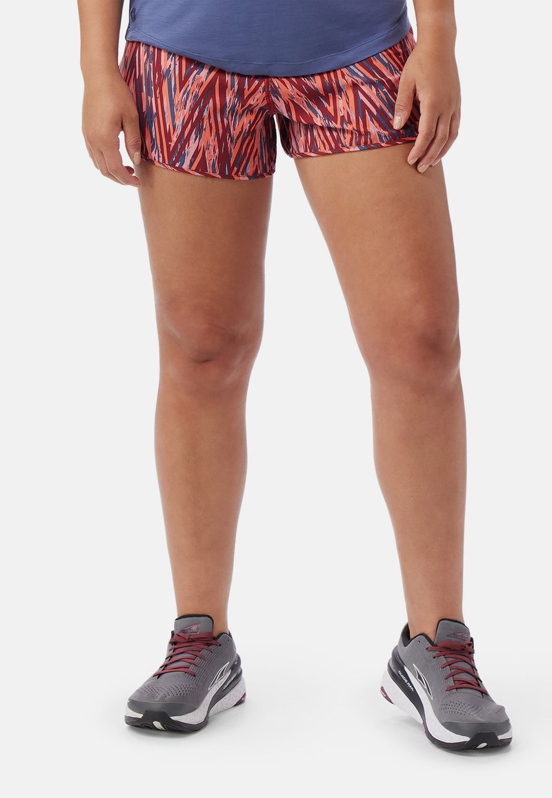 Laufsch shorts in rotem und blauem geometrischem Muster mit leichtem Design. Kombiniert mit grauen Sportschuhen, die burgunderrote Akzente aufweisen.