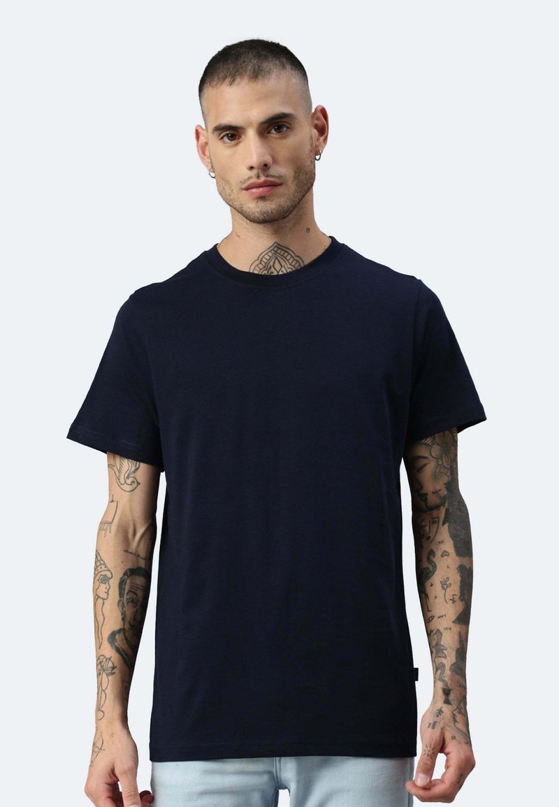 T-shirt in cotone blu navy con collo a giro e maniche corte, caratterizzato da una vestibilità comoda e senza motivi o dettagli visibili.