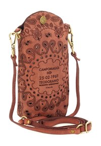 Piccola borsa a tracolla in pelle marrone con intricati motivi floreali in rilievo, chiusure dorate e marchio "Campomaggi" sul davanti.