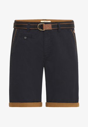 Shorts bleumarin cu manșetă maro pliată. Prezintă un curea marron cu o cataramă metalică și cusături contrastante pe talie.