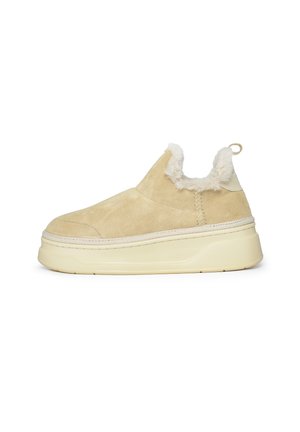 Scarpe slip-on in suede beige con fodera morbida, suola elevata, punta arrotondata e linguetta sul retro per un facile indosso.