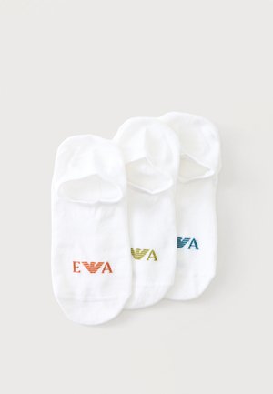 Trzy pary białych skarpetek niewidocznych z kolorowymi logo "EA" w pomarańczowym, zielonym i niebieskim na jednolitym jasnym tle.