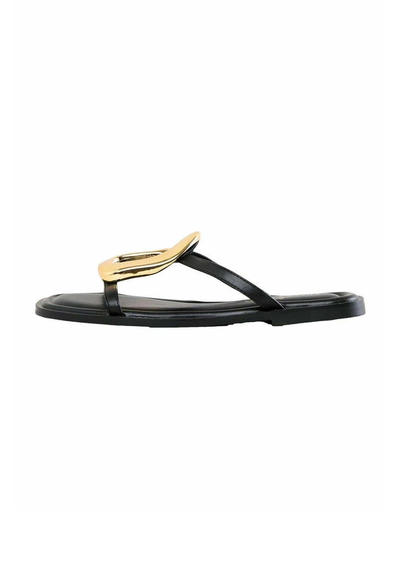 Must musta flip-flop sandaal, millel on must nahk ja kõver kullast metallik aktsent varvaste juures ning minimaalne rihmade disain, mis laseb välja paista elegantse välimuse.