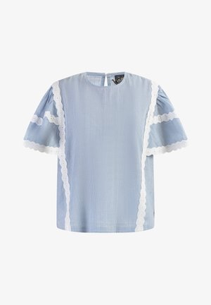 Blå og hvid stribet top med korte puffærmer, der har scalloperede hvide blonder langs ærmerne og sidekanterne. Ryggen har en nøglehulåbning.