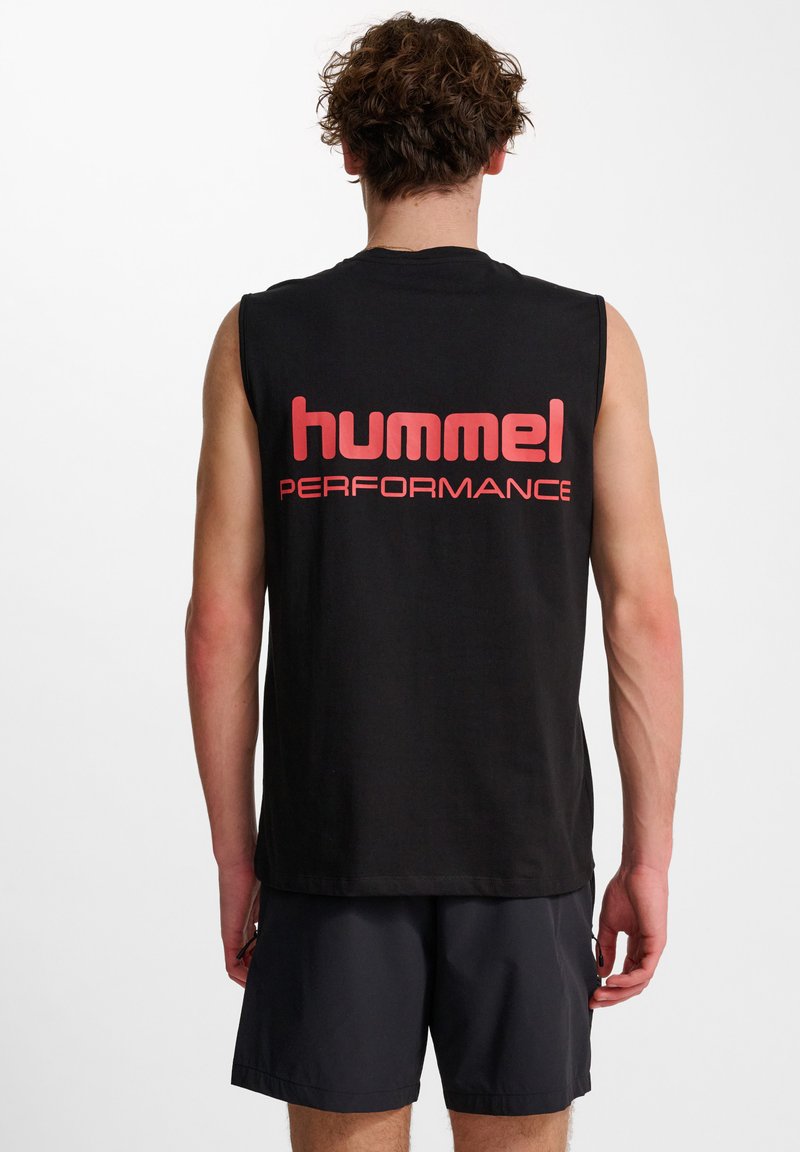 Svart ärmlös skjorta i bomull med en stor röd "hummel PERFORMANCE" logotyp på baksidan. Utrustad med en avslappnad passform.