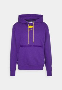 Sweat à capuche violet avec cordon de serrage et poche avant zippée. Présente un logo et des accents jaunes. Fabriqué en matériau doux et texturé.
