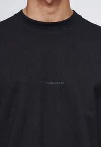 Pegador LOGO BOXY TEE - Pamata T-krekls - black gum