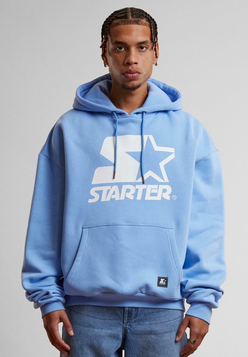 Svetlomodrá mikina s kapucňou vyrobená z mäkkého materiálu s veľkým bielym logom "STARTER", s kapucňou so šnúrkami a predným kangaroo vreckom.