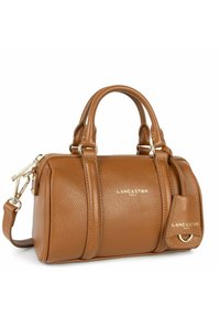 Borsa in pelle marrone con texture a ciottoli, manici doppi, tracolla removibile e hardware in tonalità oro. Presenta un dettaglio con logo sul lato.