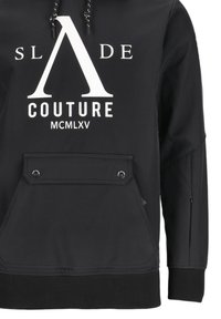 Czarna bluza z kapturem z przednią kieszenią, białym logiem "SLADE COUTURE MCMLXV", sznurkami i ściągaczami przy rękawach oraz u dołu. Gładka struktura.