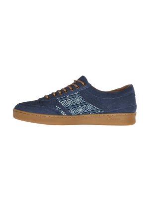 Baskets en daim bleu marine avec semelle et lacets marron, avec un panneau latéral à motif géométrique blanc et bleu.