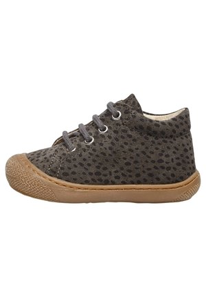 Børnes højtop-sneaker med gråt ruskind og sorte pletter, grå snørebånd og tekstureret brun gummisål og tåhætte.