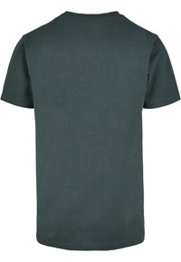 Camiseta de algodón de color verde oscuro con mangas cortas, cuello redondo y ajuste estándar. Textura suave sin patrones ni acentos visibles.
