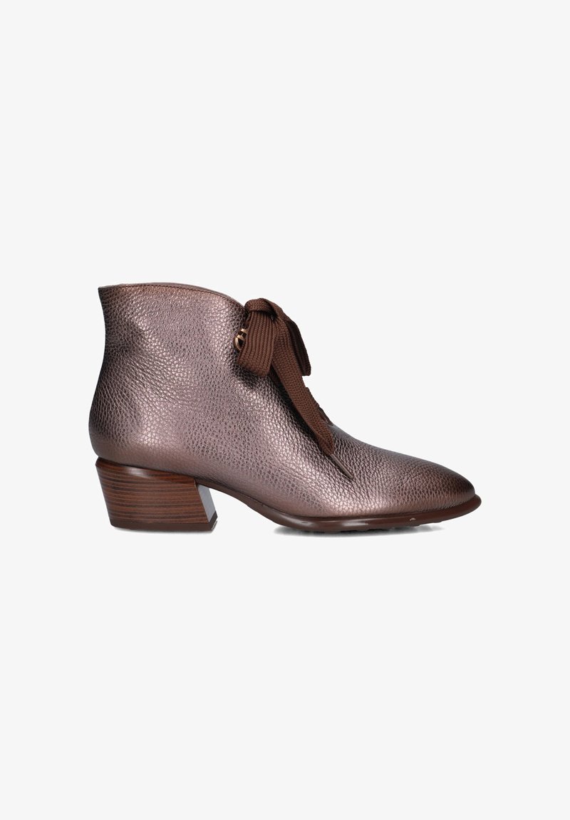 Braune Leder-Ankle-Boots mit texturiertem Finish, ausgestattet mit einer Frontsenkungen, einem moderaten Absatz und einem spitzen Zehenbereich.