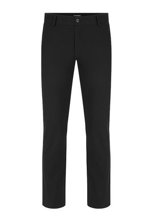 Czarne, męskie spodnie o dopasowanym kroju, z przodu zapinane na guzik i wyposażone w szlufki na pasek, przedstawione na białym tle.