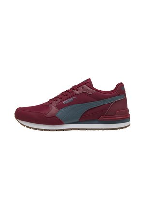 Baskets Puma bordeaux avec bande latérale grise, lacets, semelle coussinée et semelle extérieure en caoutchouc marron, vues de côté.