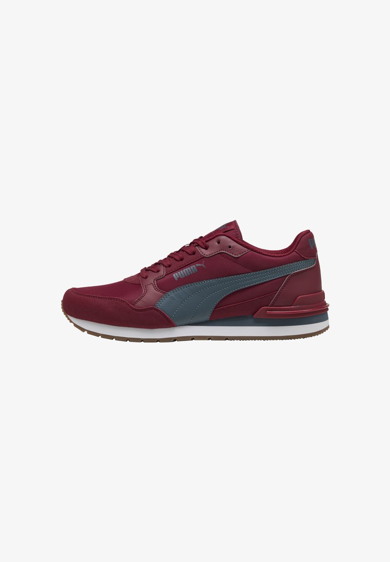 Μπαρουδί αθλητικό παπούτσι Puma με γκρι πλαϊνή ρίγα, δέσιμο με κορδόνια, μαλακή σόλα και καφέ λαστιχένια εξωτερική σόλα, απεικονίζεται από το πλάι.