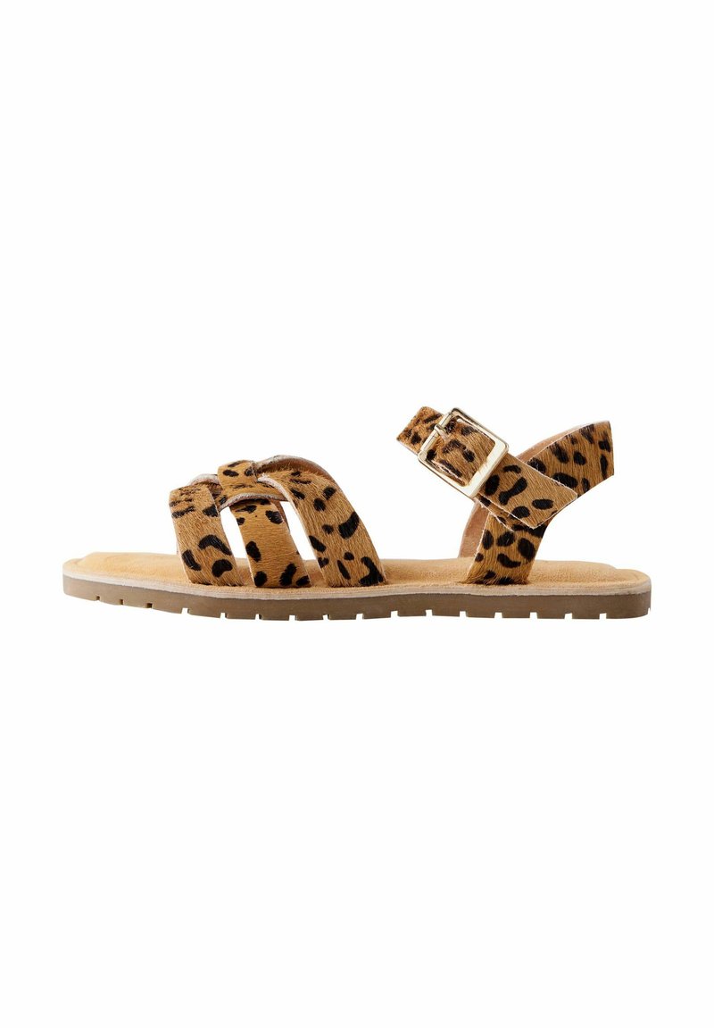 Sandali bassi con stampa leopardata, cinturino alla caviglia regolabile, texture simil-suede e suola marrone chiaro con piccole scanalature per trazione.