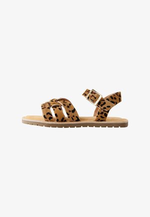 Flade sandaler med leopardmønster, justerbar ankelrem, ruskindslignende tekstur og lys brun sål med små riller for bedre greb.